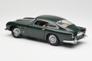 Aston Martin DB5 RHD Grön AUTOart 1:18 70024 Metall — bild 7 av 8