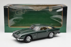 Aston Martin DB5 RHD Grön AUTOart 1:18 70024 Metall — bild 8 av 8