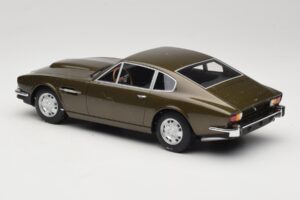 Aston Martin DBS Olive Grön CMR 1:18 CMR003 Metall — bild 5 av 6