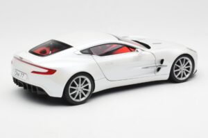 Aston Martin One-77 Morning Frost Vit AUTOart 1:18 70244 Metall — bild 3 av 8