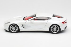 Aston Martin One-77 Morning Frost Vit AUTOart 1:18 70244 Metall — bild 4 av 8
