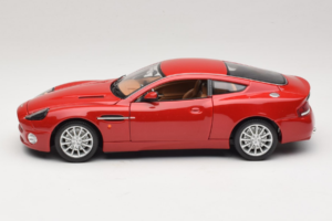 Aston Martin V12 Vanquish Röd Bburago 1:18 33334063 Metall — bild 4 av 8