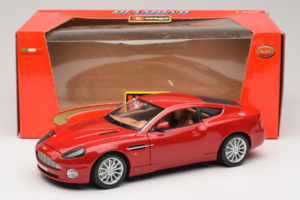 Aston Martin V12 Vanquish Röd Bburago 1:18 33334063 Metall — bild 8 av 8