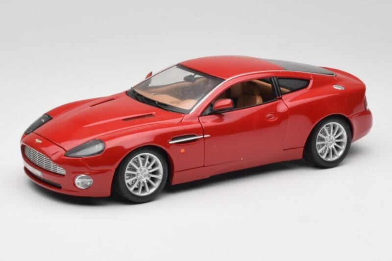 Aston Martin V12 Vanquish Röd Bburago 1:18 34063 Metall