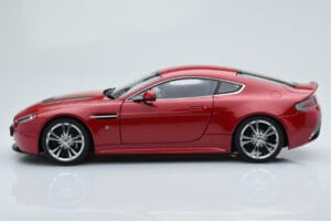 Aston Martin V12 Vantage Röd AUTOart 1:18 70208 Metall — bild 4 av 8