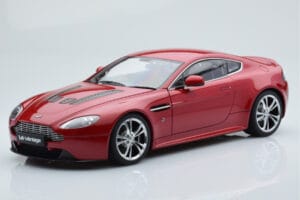 Aston Martin V12 Vantage Röd AUTOart 1:18 70208 Metall