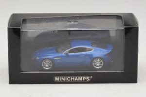 Aston Martin V8 Vantage Blue Metallic Minichamps 1:43 400137422 Metall — bild 4 av 4