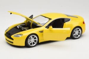 Aston Martin V8 Vantage Gul Hot Wheels 1:18 G7159 Metall — bild 2 av 8