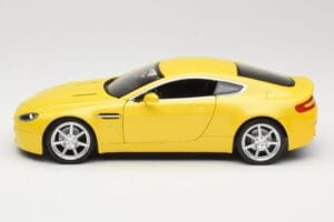 Aston Martin V8 Vantage Gul Hot Wheels 1:18 G7159 Metall — bild 4 av 8