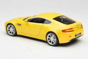 Aston Martin V8 Vantage Gul Hot Wheels 1:18 G7159 Metall — bild 7 av 8