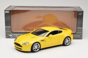 Aston Martin V8 Vantage Gul Hot Wheels 1:18 G7159 Metall — bild 8 av 8