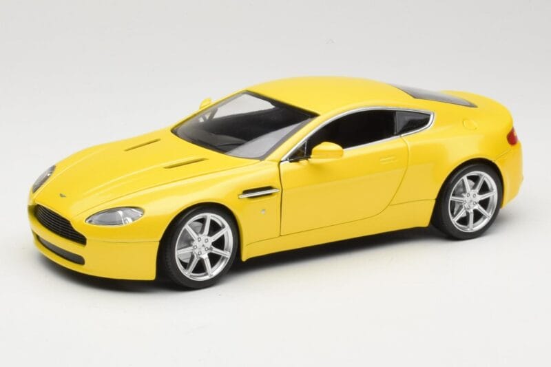 Aston Martin V8 Vantage Gul Hot Wheels 1:18 G7159 Metall