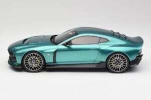 Aston Martin Valour Racing Green GT Spirit 1:18 GT480 Resin — bild 3 av 6