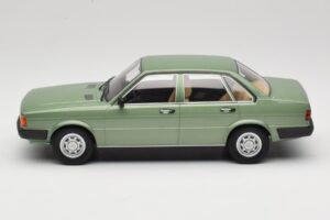 Audi 80 B2 Grön MCG 1:18 MCG18525 Metall — bild 3 av 6