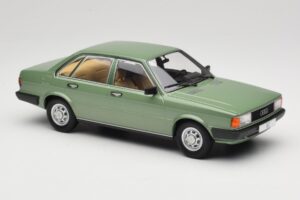 Audi 80 B2 Grön MCG 1:18 MCG18525 Metall — bild 4 av 6