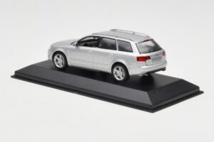 Audi A4 B7 Avant Silver Minichamps 1:43 AUDI009 Metall — bild 3 av 4