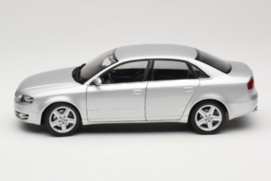 Audi A4 B7 Silver Minichamps 1:18 100014402 Metall — bild 4 av 8