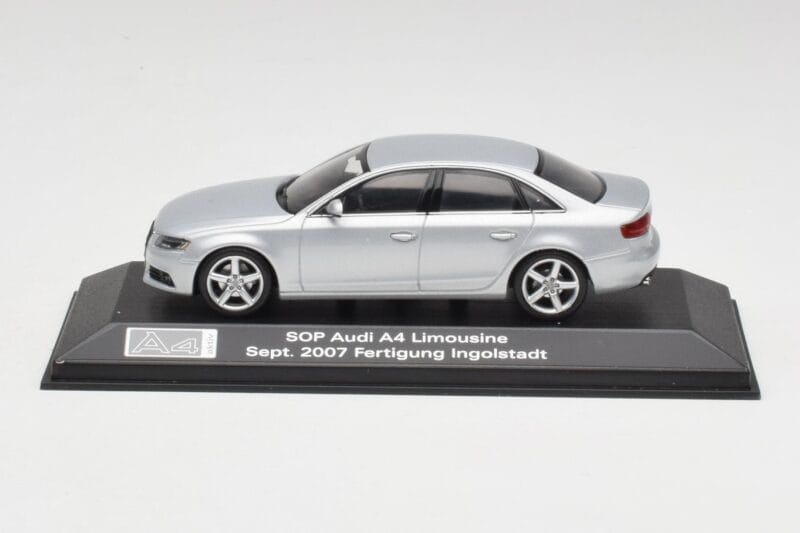 Audi A4 B8 3.2 Quattro Ice Silver Minichamps 1:43 5010704113 Metall