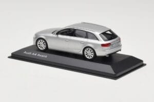 Audi A4 B8 Avant Ice Silver Minichamps 1:43 5011204213 Metall — bild 3 av 4