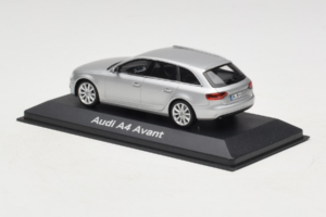 Audi A4 B8 Avant Ice Silver Minichamps 1:43 5011204213-R1 Metall — bild 3 av 4