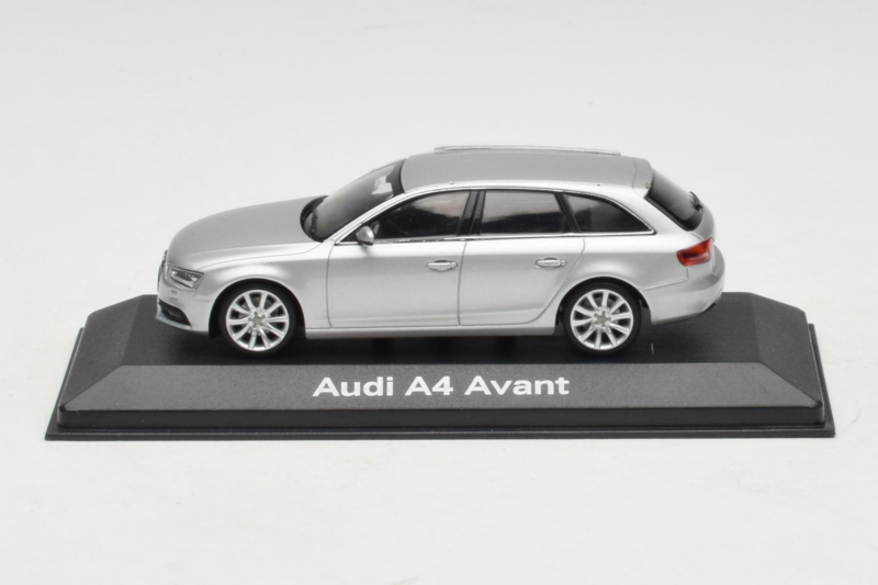 Audi A4 B8 Avant Ice Silver Minichamps 1:43 5011204213-R1 Metall