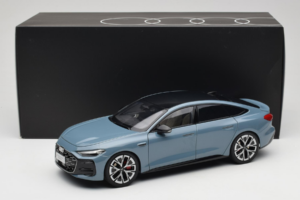 Audi A5L Sportback Gråblå OEM 1:18 ZAM60004B Metall — bild 8 av 8