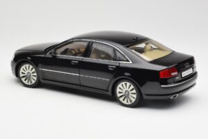 Audi A8 D3 W12 Svart Kyosho 1:18 09212BK Metall — bild 7 av 8