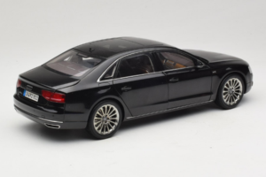 Audi A8L D3 W12 Phantom Black Kyosho 1:18 5011008125 Metall — bild 3 av 8