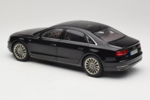 Audi A8L D3 W12 Phantom Black Kyosho 1:18 5011008125 Metall — bild 7 av 8
