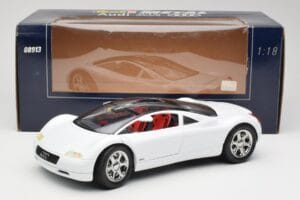 Audi Avus Quattro Alpine White Revell 1:18 08913 Metall — bild 8 av 8