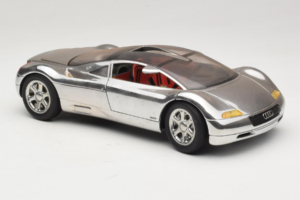 Audi Avus Quattro Chrome Silver Revell 1:18 08913-C1 Metall — bild 6 av 8