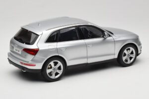 Audi Q5 8R Ice Silver Kyosho 1:18 09242IS Metall — bild 3 av 8