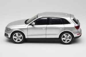 Audi Q5 8R Ice Silver Kyosho 1:18 09242IS Metall — bild 4 av 8