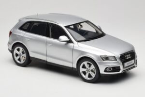 Audi Q5 8R Ice Silver Kyosho 1:18 09242IS Metall — bild 6 av 8