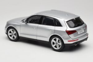 Audi Q5 8R Ice Silver Kyosho 1:18 09242IS Metall — bild 7 av 8
