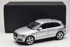 Audi Q5 8R Ice Silver Kyosho 1:18 09242IS Metall — bild 8 av 8