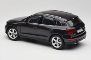 Audi Q5 8R Lava Grey Kyosho 1:18 09242LG Metall — bild 7 av 8