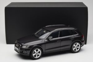 Audi Q5 8R Lava Grey Kyosho 1:18 09242LG Metall — bild 8 av 8