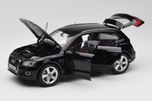 Audi Q5 8R Phantom Black Kyosho 1:18 09242BK Metall — bild 2 av 8