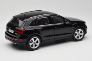 Audi Q5 8R Phantom Black Kyosho 1:18 09242BK Metall — bild 3 av 8