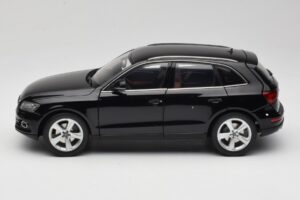 Audi Q5 8R Phantom Black Kyosho 1:18 09242BK Metall — bild 4 av 8