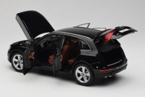 Audi Q5 8R Phantom Black Kyosho 1:18 09242BK Metall — bild 5 av 8