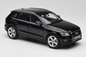 Audi Q5 8R Phantom Black Kyosho 1:18 09242BK Metall — bild 6 av 8
