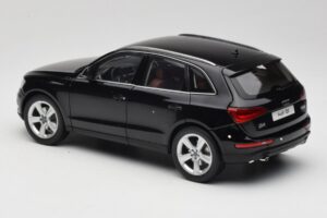Audi Q5 8R Phantom Black Kyosho 1:18 09242BK Metall — bild 7 av 8