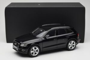 Audi Q5 8R Phantom Black Kyosho 1:18 09242BK Metall — bild 8 av 8