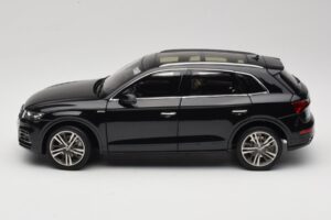 Audi Q5L FY Svart Paudi Model 1:18 26732 Metall — bild 4 av 8