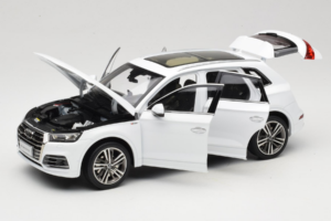 Audi Q5L FY Vit Paudi Model 1:18 30694 Metall — bild 2 av 8