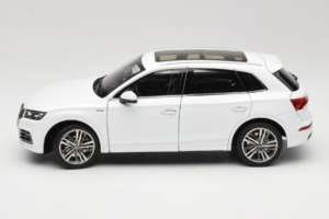 Audi Q5L FY Vit Paudi Model 1:18 30694 Metall — bild 4 av 8