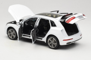 Audi Q5L FY Vit Paudi Model 1:18 30694 Metall — bild 5 av 8