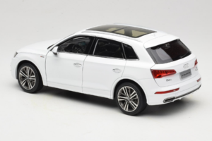 Audi Q5L FY Vit Paudi Model 1:18 30694 Metall — bild 7 av 8